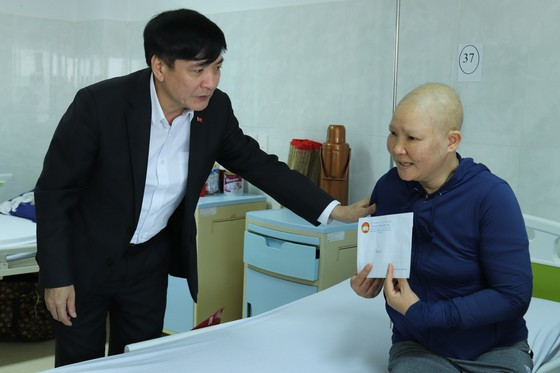 Ông Bùi Văn Cường thăm hỏi bệnh nhân bị bệnh hiểm nghèo đang điều trị tại Bệnh viện Đa khoa vùng Tây Nguyên