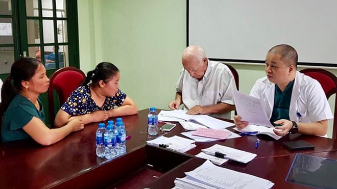 TS Nguyễn Anh Tuấn (bìa phải) tư vấn về dự phòng tai biến mạch máu não - Ảnh: Thảo Chi