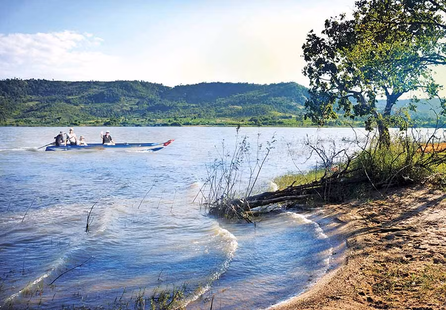  Trên lòng hồ Ayun Hạ. Ảnh: HÙNG HOA LƯ