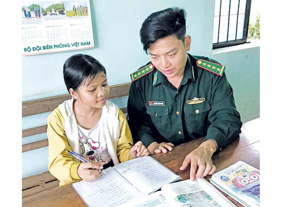 Em Ksor Chơnh luôn được các bố nuôi ở Đồn Biên phòng Ia O (huyện Ia Grai) quan tâm dạy dỗ. Ảnh: P.D