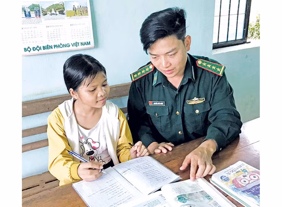 Em Ksor Chơnh luôn được các bố nuôi ở Đồn Biên phòng Ia O (huyện Ia Grai) quan tâm dạy dỗ. Ảnh: P.D