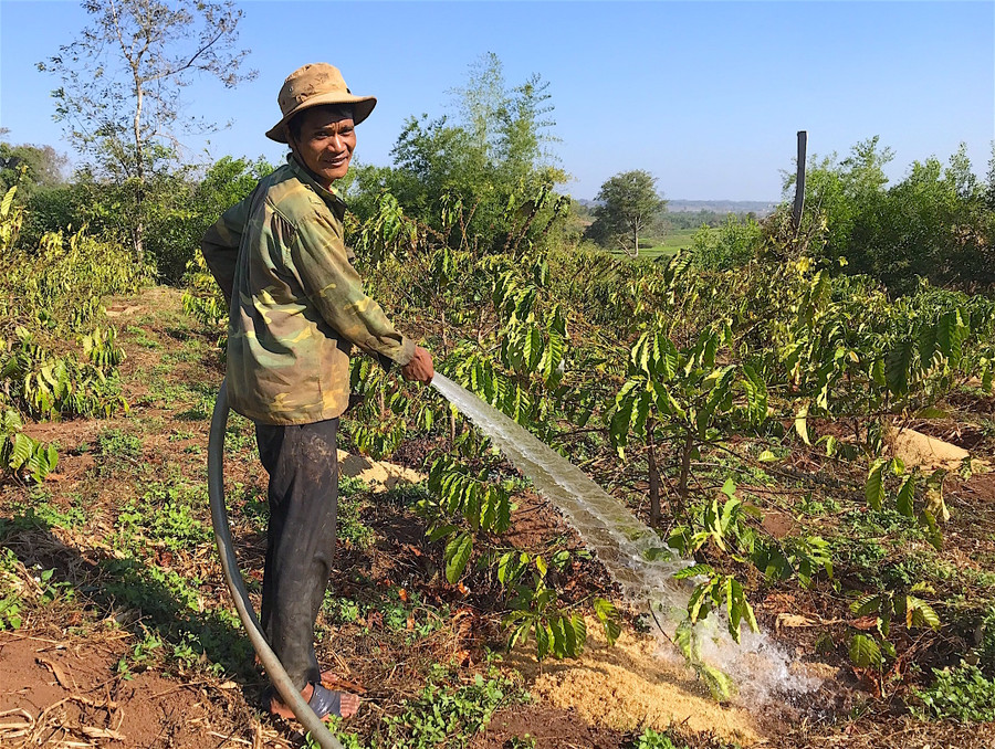 Anh Rmah Nhâm (Plei Chư Bố II, xã Ia Phang, huyện Chư Pưh) cầu mong thời tiết thuận hòa trong năm mới để vườn cà phê của gia đình có thể phát triển tốt. Ảnh: Quang Tấn Anh Rmah Nhâm (Plei Chư Bố II, xã Ia Phang, huyện Chư Pưh) cầu mong thời tiết thuận hòa trong năm mới. Ảnh: Quang Tấn
