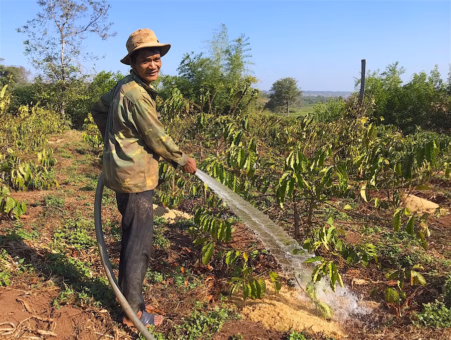 Anh Rmah Nhâm (Plei Chư Bố II, xã Ia Phang, huyện Chư Pưh) cầu mong thời tiết thuận hòa trong năm mới. Ảnh: Quang Tấn