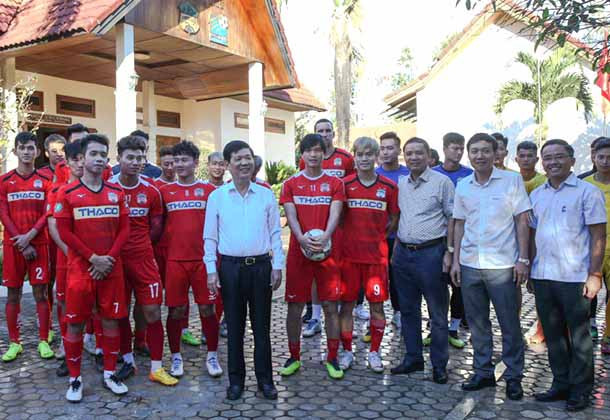 Cầu thủ HA.GL chụp hình lưu niệm với Thứ trưởng Bộ Công an Nguyễn Văn Sơn. Ảnh: Minh Trần