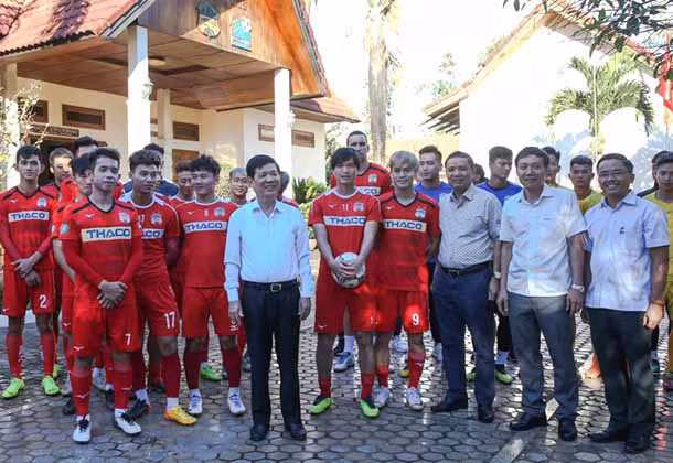 Cầu thủ HA.GL chụp hình lưu niệm với Thứ trưởng Bộ Công an Nguyễn Văn Sơn. Ảnh: Minh Trần