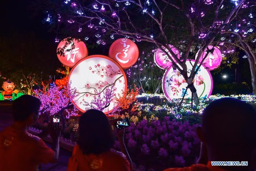 Mọi người háo hức đến tham quan lễ hội đèn lồng ở Malaysia để đón năm mới 2020. Ảnh: Xinhua