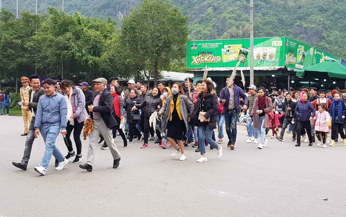 Du khách rồng rắn đổ về danh thắng Tràng An.