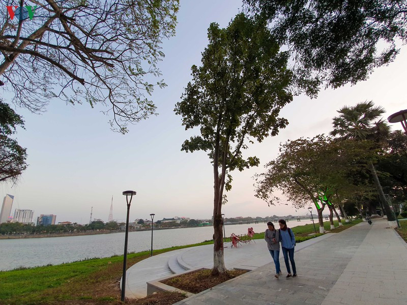 Chính quyền TP Huế đang chỉnh trang, làm đường đi bộ trong công viên dọc bờ sông Hương nhằm tạo không gian công cộng tốt hơn cho người dân.
