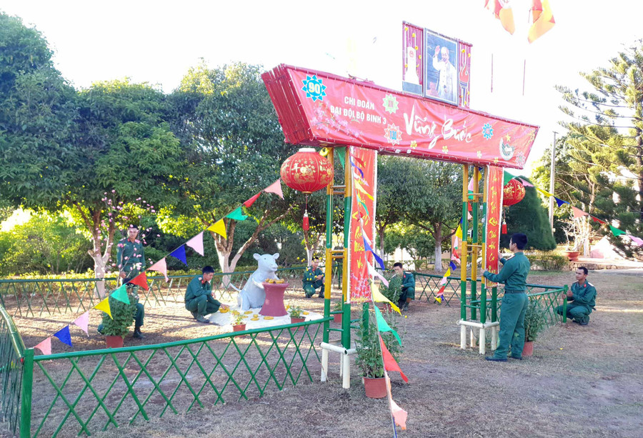 Cán bộ, chiến sĩ Tiểu đoàn 50 đang trang trí hội trại. Ảnh: Anh Huy