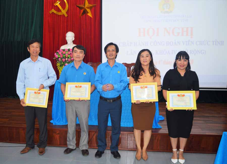 Ông Võ Hữu Hải-Chủ tịch Công đoàn Viên chức tỉnh tặng giấy khen cho các đoàn viên xuất sắc. Ảnh: Đinh Yến