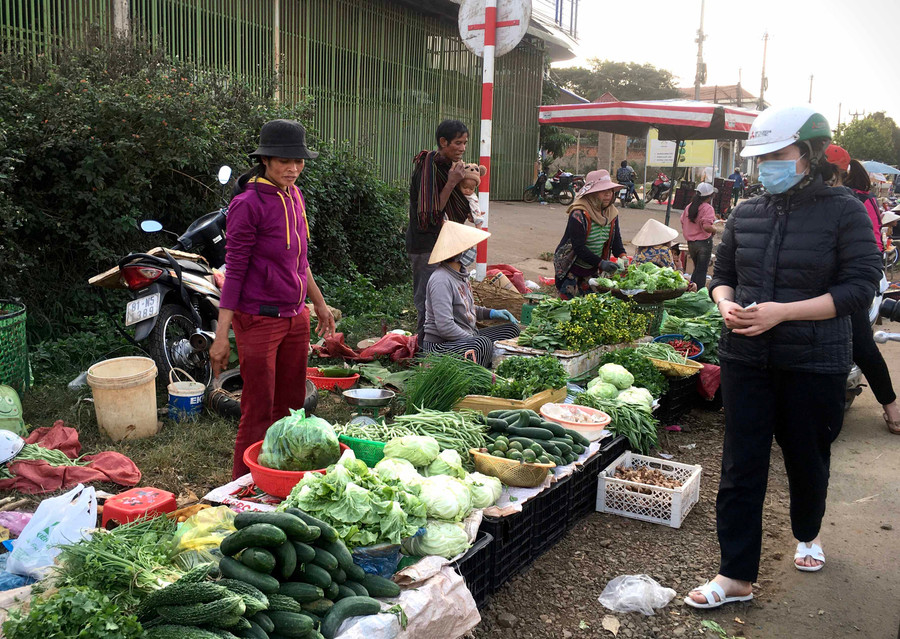Rau củ được bày bán chiều mùng 2 Tết tại chợ chiều Chư Á. Ảnh: Lê Hòa