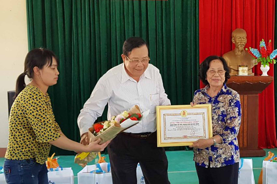 Đại diện Tỉnh hội Gia Lai trao bảng ghi nhận cho bà Nguyễn Thị Ngọc Phượng-Phó Chủ tịch Trung ương Hội nạn nhân chất độc da cam/dioxin Việt Nam, Phó Giám đốc Bệnh viện Mỹ Đức TP. Hồ Chí Minh. Ảnh: Hà Phương