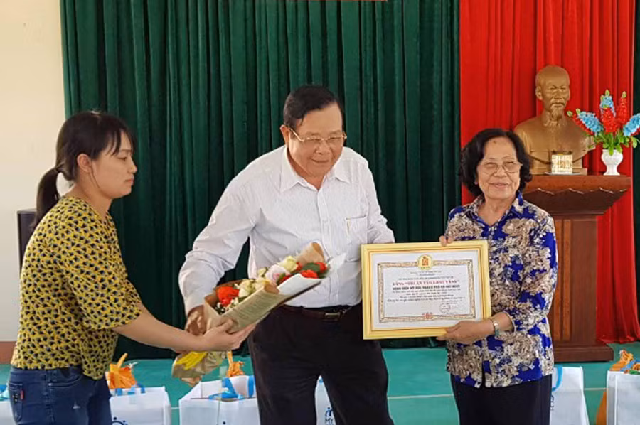 Đại diện Tỉnh hội Gia Lai trao bảng ghi nhận cho bà Nguyễn Thị Ngọc Phượng-Phó Chủ tịch Trung ương Hội nạn nhân chất độc da cam/dioxin Việt Nam, Phó Giám đốc Bệnh viện Mỹ Đức TP. Hồ Chí Minh. Ảnh: Hà Phương