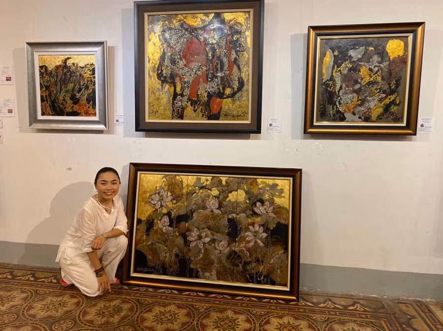  Trần Ngọc Linh bên một số tác phẩm sơn mài trưng bày tại triển lãm cá nhân (Ảnh nhân vật cung cấp).