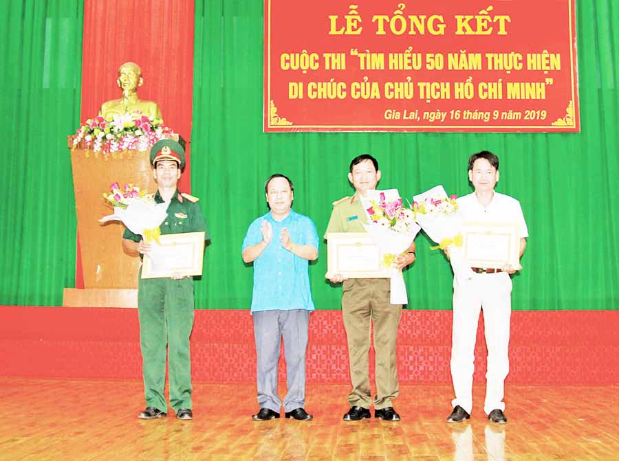 Phó Bí thư Tỉnh ủy Châu Ngọc Tuấn (thứ 2 từ trái sang) trao giải cho các tập thể tại lễ tổng kết cuộc thi “Tìm hiểu 50 năm thực hiện Di chúc của Chủ tịch Hồ Chí Minh”. Ảnh internet  Phó Bí thư Tỉnh ủy Châu Ngọc Tuấn (thứ 2 từ trái sang) trao giải cho các tập thể tại lễ tổng kết cuộc thi “Tìm hiểu 50 năm thực hiện Di chúc của Chủ tịch Hồ Chí Minh”. Ảnh: K.N.B