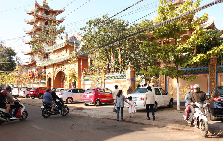 Nhiều người dân Pleiku đi lễ đầu năm tại chùa Bửu Thắng (đường Sư Vạn Hạnh). Ảnh: Ngọc Sang