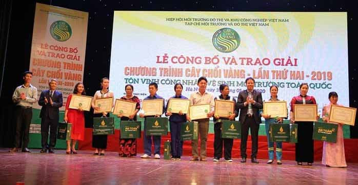 Ban Tổ chức trao giải bạc cho các công nhân tiêu biểu. Ảnh: Hồng Thương Ban Tổ chức trao giải bạc cho các công nhân tiêu biểu. Ảnh: Hồng Thương