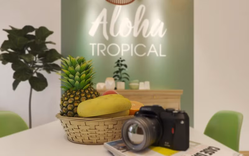  Chữ trên bức tường là ý tưởng của những đứa con, anh đã cổ vũ thêm bằng cách lắp đèn led trang trí.