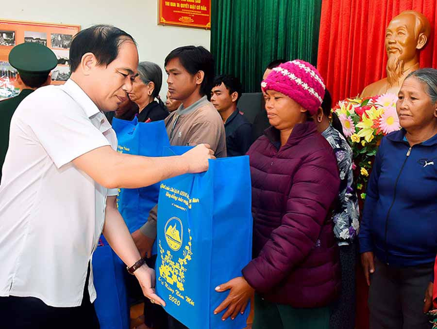 Chủ tịch UBND tỉnh Võ Ngọc Thành tặng quà người dân biên giới. Ảnh: Đ.T