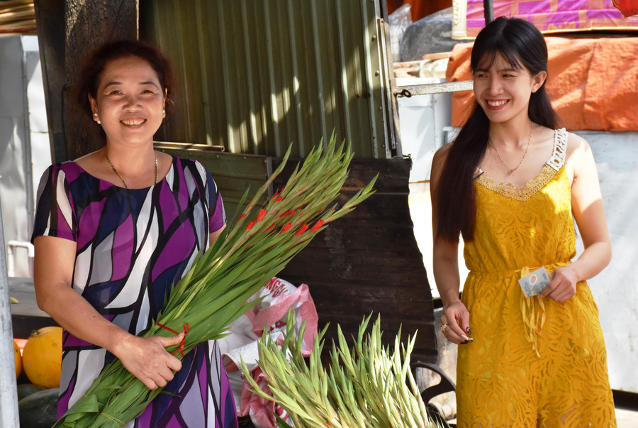 Người mua- người bán thân tình, cởi mở trong phiên chợ đầu năm. Ảnh: Trần Dung