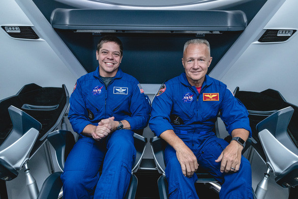 Hai nhà du hành Bob Behnken (trái) và Doug Hurley sẽ lên ISS sớm nhất vào mùa hè năm 2020 - Ảnh: SPACEX  Hai nhà du hành Bob Behnken (trái) và Doug Hurley sẽ lên ISS sớm nhất vào mùa hè năm 2020 - Ảnh: SPACEX