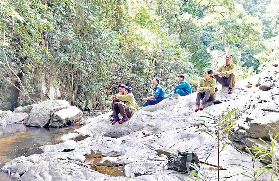 Phút nghỉ ngơi giữa rừng sâu của các kiểm lâm viên. Ảnh: K.N Phút nghỉ ngơi giữa rừng sâu của các kiểm lâm viên. Ảnh: K.N