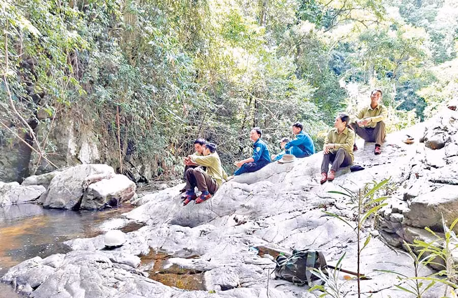 Phút nghỉ ngơi giữa rừng sâu của các kiểm lâm viên. Ảnh: K.N