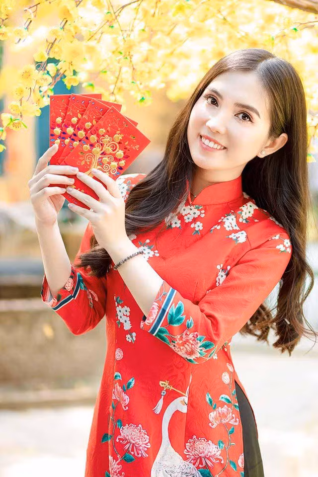  Thiếu nữ Đồng Tháp được mọi người nhận xét có đường nét giống người mẫu Ngọc Trinh. (Ảnh: Phan Đức Duy)