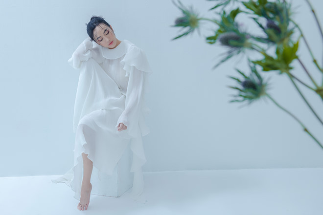 Cô cũng đầu tư nhiều hơn cho những phụ kiện hàng hiệu như cách tự thưởng cho mình sau những ngày làm việc vất vả - Ảnh: Trí Nghĩa