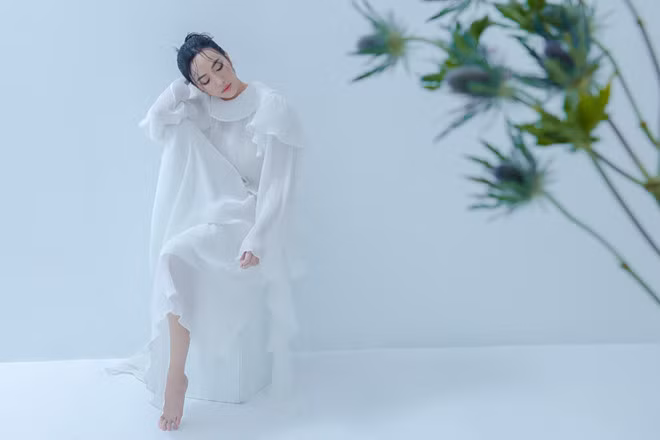 Cô cũng đầu tư nhiều hơn cho những phụ kiện hàng hiệu như cách tự thưởng cho mình sau những ngày làm việc vất vả - Ảnh: Trí Nghĩa