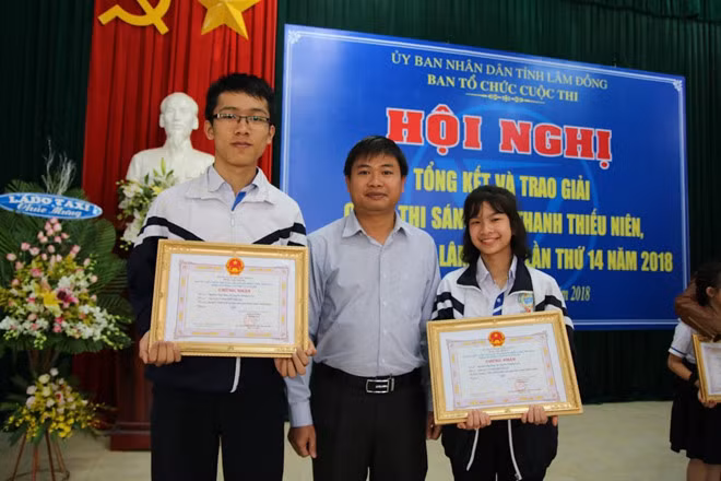Công Minh (bìa trái) nhận bằng khen tại cuộc thi sáng tạo thanh thiếu niên nhi đồng năm 2018 - Ảnh nhân vật cung cấp
