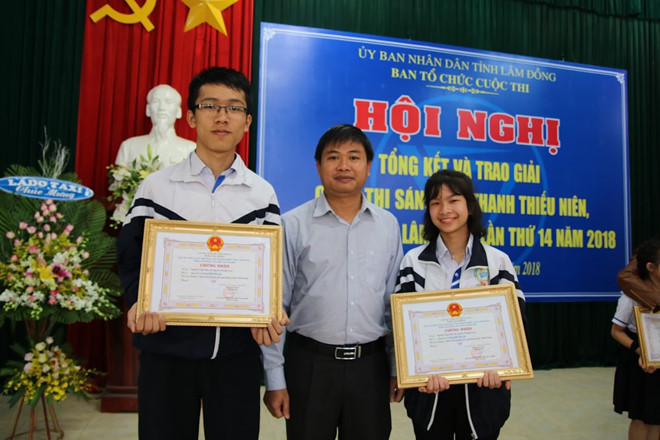 Công Minh (bìa trái) nhận bằng khen tại cuộc thi sáng tạo thanh thiếu niên nhi đồng năm 2018 - Ảnh nhân vật cung cấp