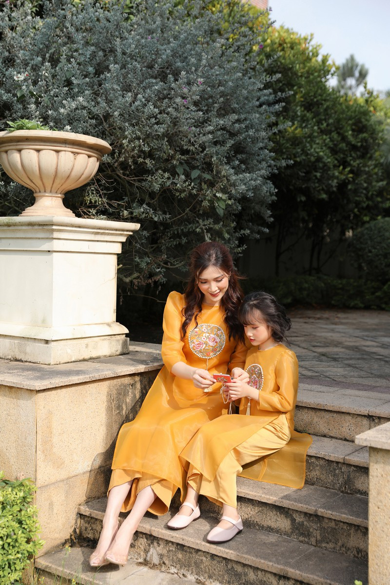 Phí Thuỳ Linh sinh năm 1988 và từng đoạt thành tích top 10 và giải phụ 'Thí sinh có làn da đẹp nhất' tại Hoa hậu Việt Nam 2010. Cô không tham gia showbiz như nhiều người đẹp khác mà lập gia đình.