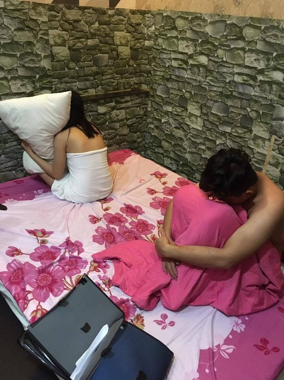 Công an bắt quả tang 1 trong 2 cặp nam nữ mua bán dâm ở nhà nghỉ  Công an bắt quả tang 1 trong 2 cặp nam nữ mua bán dâm ở nhà nghỉ