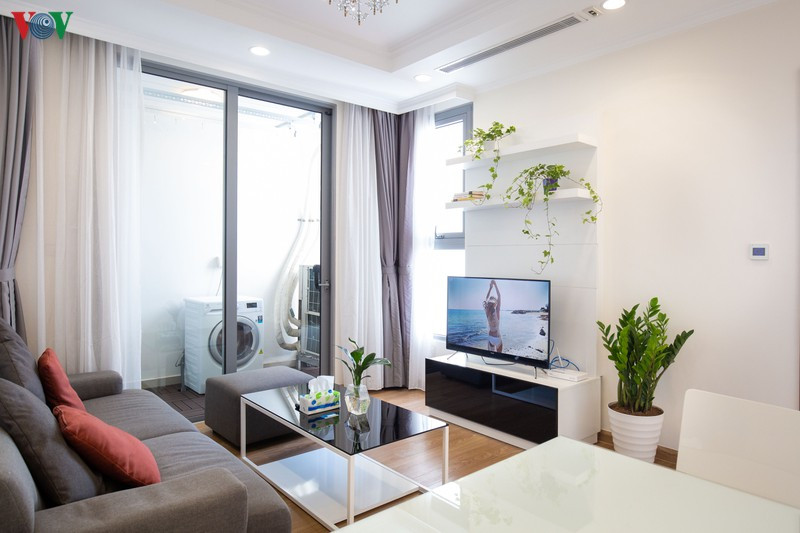 Phòng khách được thiết kế theo phong cách hiện đại, trẻ trung, thông với loggia để tiết kiệm diện tích. Phòng khách được thiết kế theo phong cách hiện đại, trẻ trung, thông với loggia để tiết kiệm diện tích.