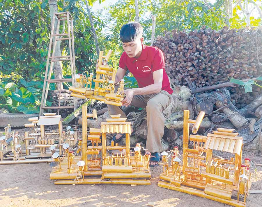  Anh Tĩu bên những bộ tiểu cảnh sắc sảo, sinh động. Ảnh: P.L 