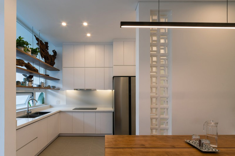 Tủ bếp màu trắng giúp không gian nhà bếp hạn chế, trở nên thoáng và sáng hơn.