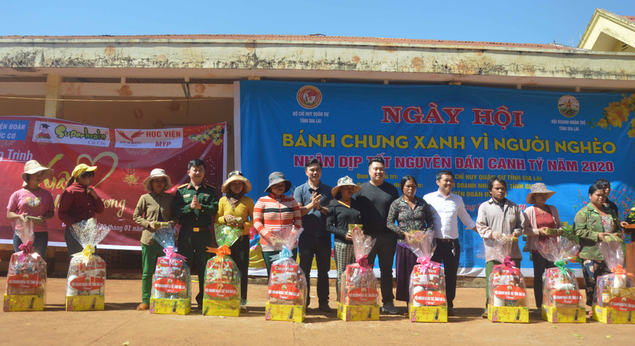 Tặng quà cho các hộ chính sách, hộ nghèo tại làng Ngo Rông. Ảnh: Anh Huy Tặng quà cho các hộ chính sách, hộ nghèo tại làng Ngo Rông. Ảnh: Anh Huy