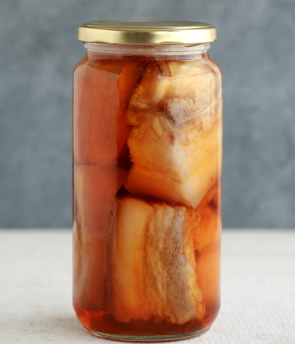 Đựng thịt ngâm nước mắm trong hũ thủy tinh - Ảnh: CHÁNH NIỆM