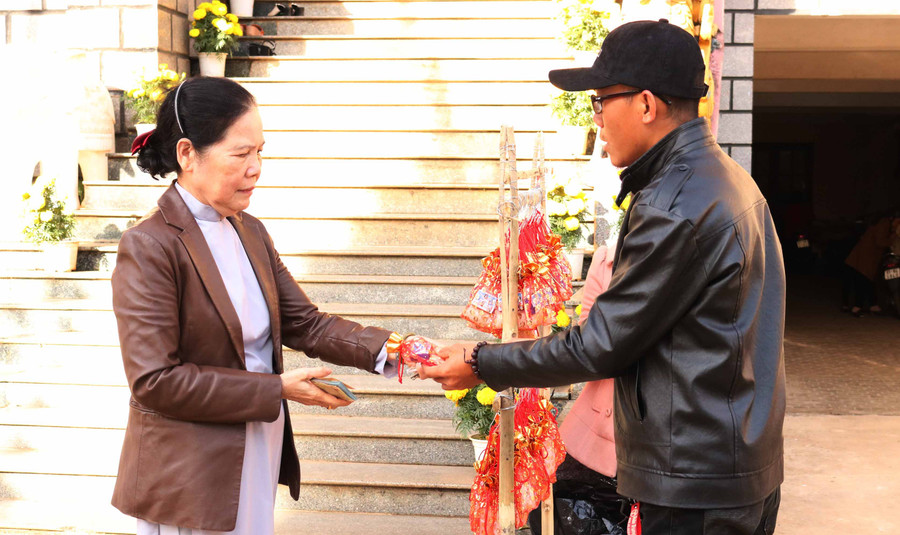 Sau khi lễ chùa, nhiều người đã mua gói muối tài lộc cầu mong sự may mắn trong năm. Ảnh: Ngọc Sang