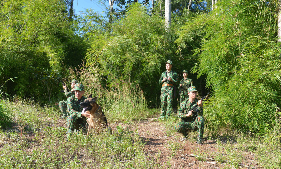 Vui Xuân nhưng các chiến sĩ vẫn không quên nhiệm vụ tuần tra, canh gác. Ảnh: Anh Huy