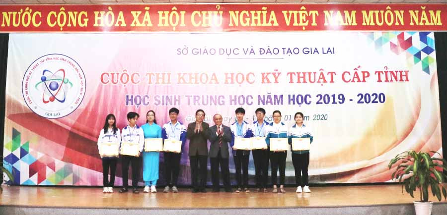  Ban Tổ chức trao giải nhất cho các dự án xuất sắc. Ảnh: H.T