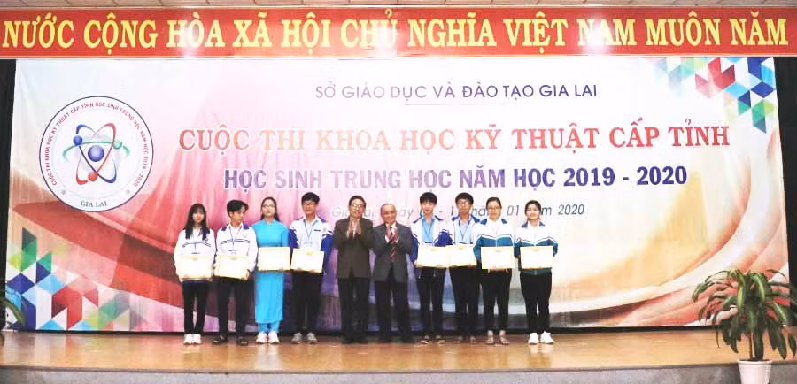  Ban Tổ chức trao giải nhất cho các dự án xuất sắc. Ảnh: H.T