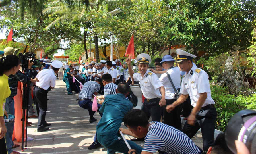 Trò chơi kéo co. Ảnh: Nguyễn Diệp