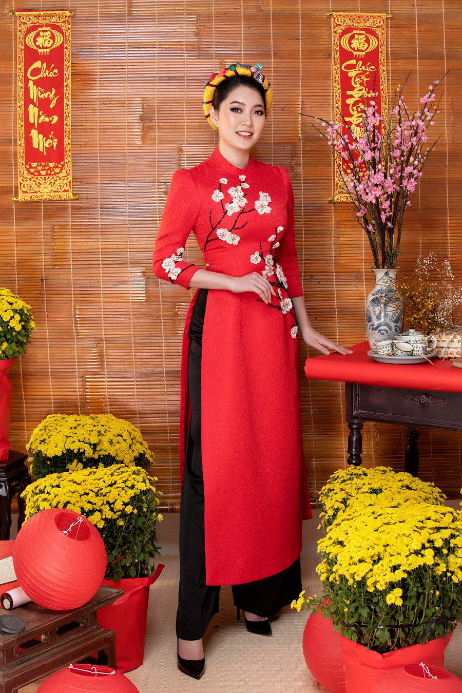 Cô là người đẹp tri thức khi sở hữu tấm bằng bác sĩ chuyên ngành phẫu thuật thẩm mỹ danh giá, là đại diện cho người phụ nữ có nhan sắc xinh đẹp và thành đạt.