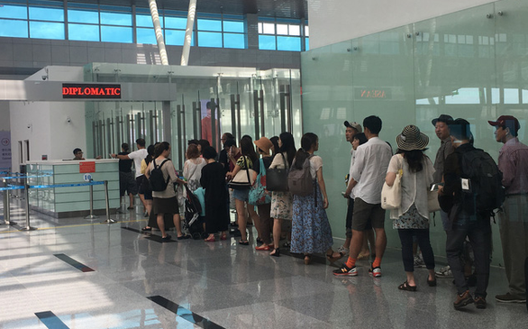 Trong khi đó, những vị khách cuối cùng trong đoàn 218 du khách từ 