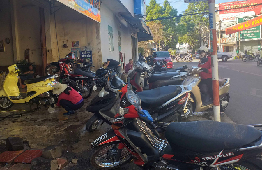 Người đi rửa xe đông nghịt. Ảnh: Đinh Yến
