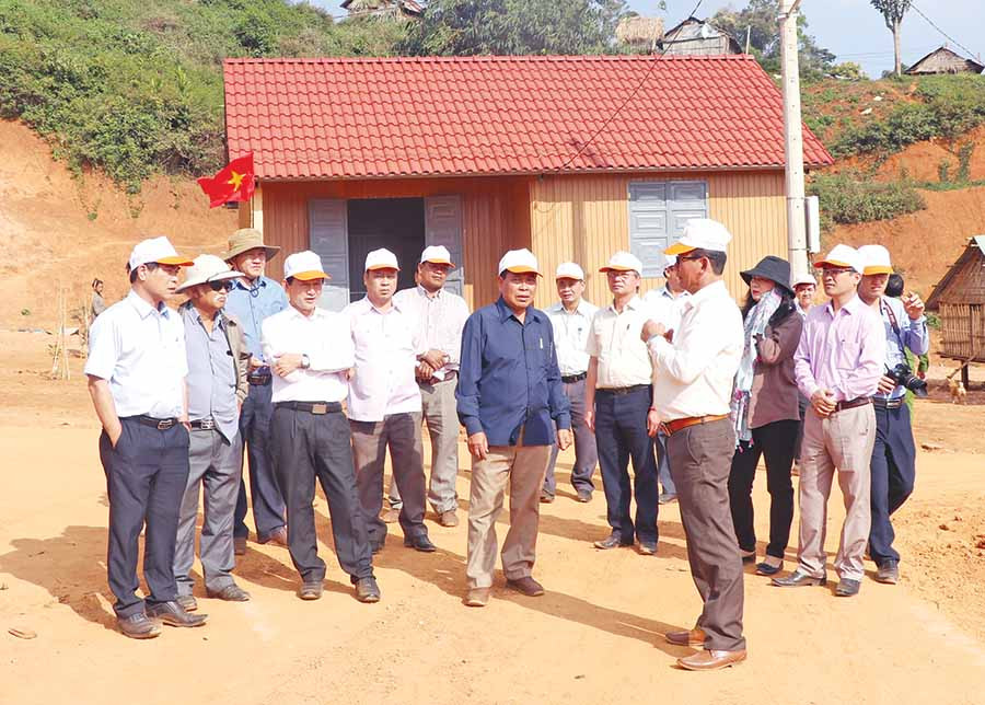  Các đồng chí lãnh đạo tỉnh, nguyên lãnh đạo tỉnh và lãnh huyện Kbang tham quan khu dân cư làng Hà Đừng (xã Đak Rong, huyện Kbang). Ảnh: N.M