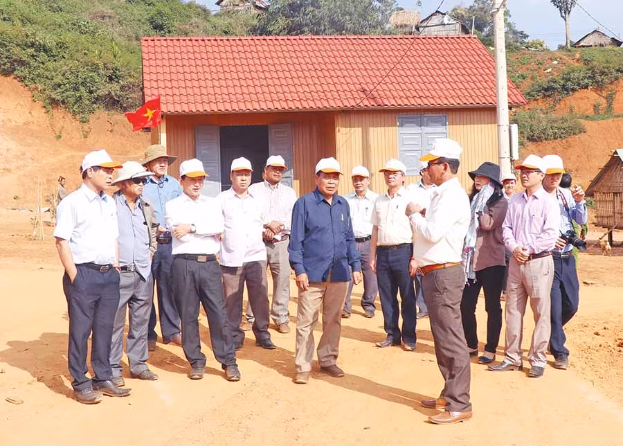  Các đồng chí lãnh đạo tỉnh, nguyên lãnh đạo tỉnh và lãnh huyện Kbang tham quan khu dân cư làng Hà Đừng (xã Đak Rong, huyện Kbang). Ảnh: N.M
