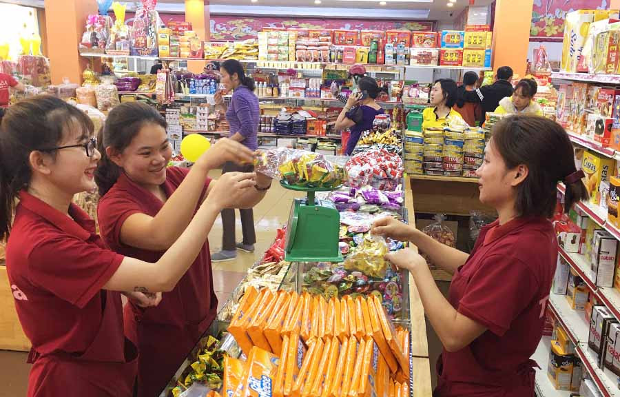 Công ty TNHH sản xuất Thương mại và Dịch vụ Tam Ba chuẩn bị nguồn bánh mứt phong phú, đa dạng để phục vụ nhu cầu của người dân trong dịp Tết. Ảnh: T.N Công ty TNHH sản xuất Thương mại và Dịch vụ Tam Ba chuẩn bị nguồn bánh mứt phong phú, đa dạng để phục vụ nhu cầu của người dân trong dịp Tết. Ảnh: T.N